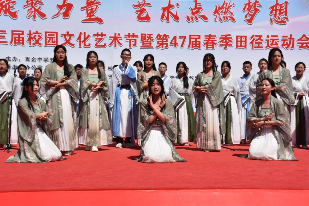 八年級(jí)（7）班《琵琶行》一曲《琵琶行》，江州司馬青衫濕。這是同情的淚，是傷感的淚，更是心靈呼應(yīng)的淚。