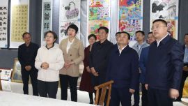 合水縣委書記鄧?yán)蚓?，縣委副書記、縣長陳會發(fā)調(diào)研“中華民族一家親 同心共筑中國夢”書畫攝影展舉辦情況