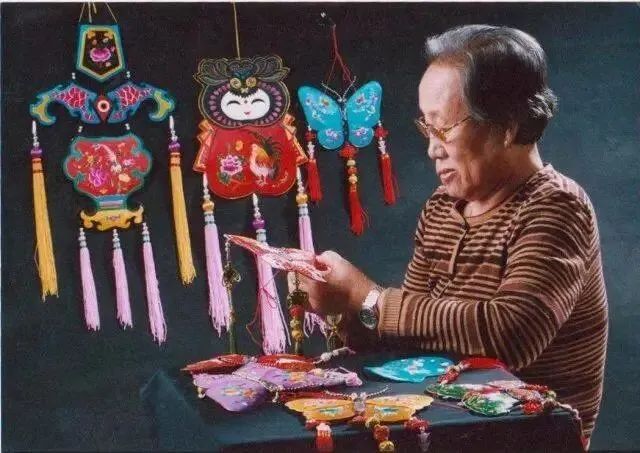 第一批國(guó)家級(jí)非物質(zhì)文化遺產(chǎn)項(xiàng)目慶陽(yáng)香包刺繡代表性傳承人賀梅英在縫制香包。（資料圖）