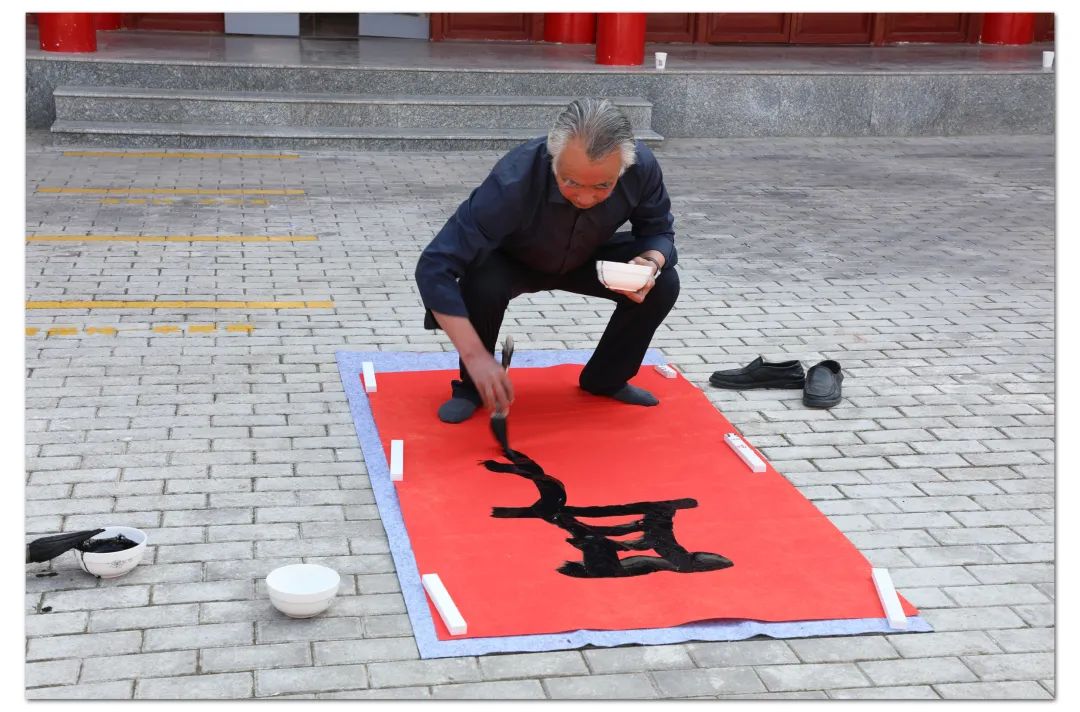 “龍飛鳳舞送吉祥”西峰區(qū)級非遺項(xiàng)目慶陽書法榜書藝術(shù)秀