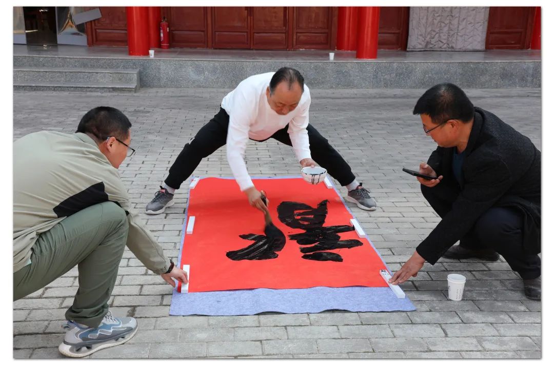 “龍飛鳳舞送吉祥”西峰區(qū)級非遺項(xiàng)目慶陽書法榜書藝術(shù)秀
