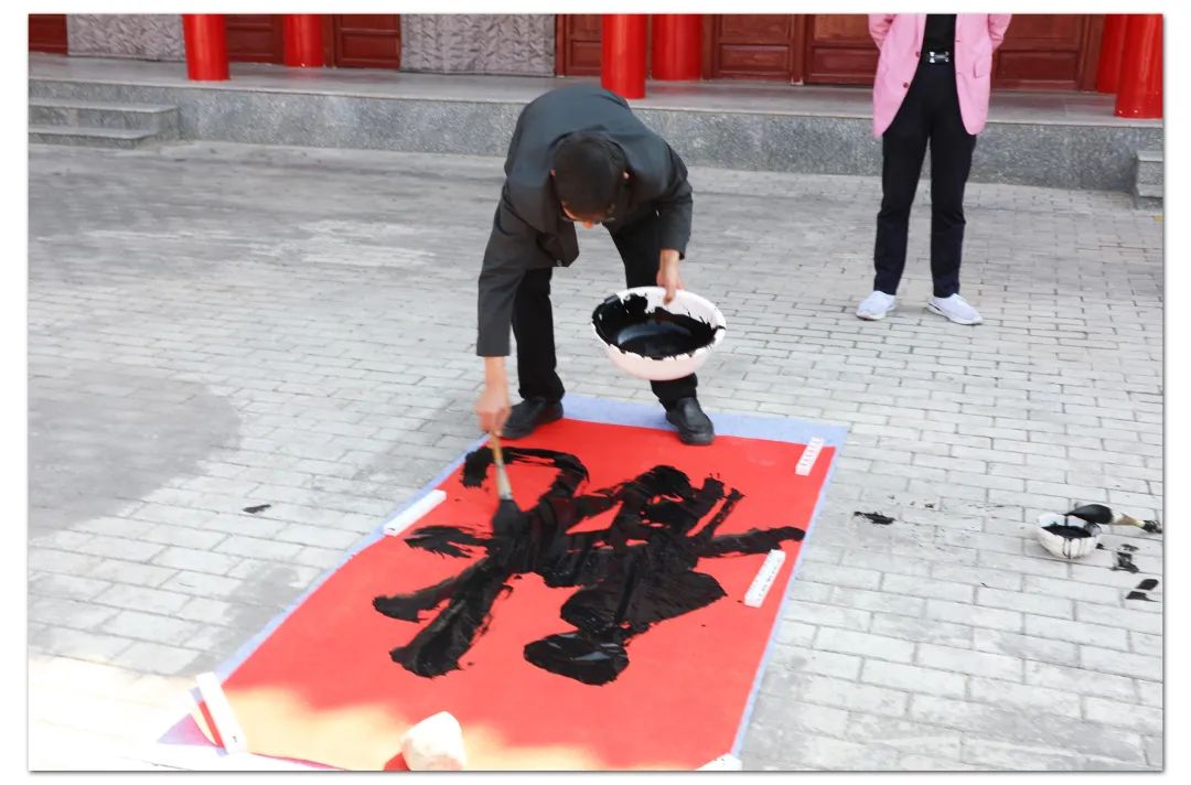 “龍飛鳳舞送吉祥”西峰區(qū)級非遺項(xiàng)目慶陽書法榜書藝術(shù)秀