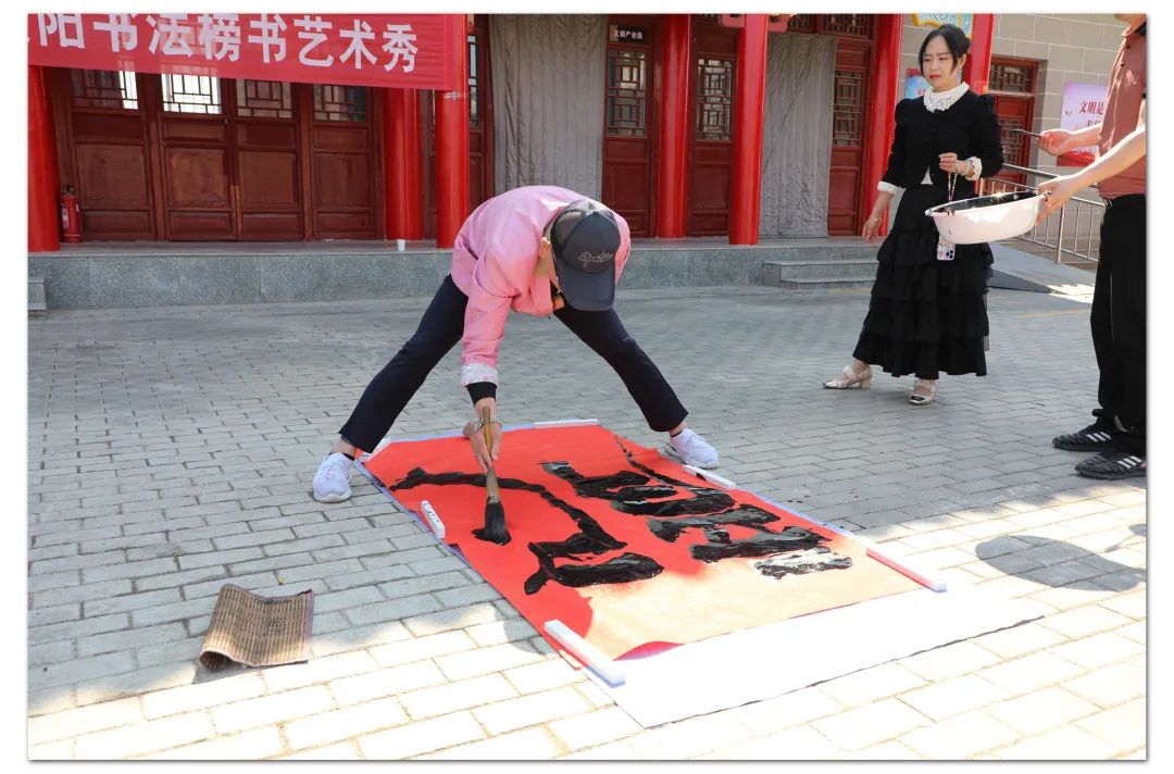 “龍飛鳳舞送吉祥”西峰區(qū)級非遺項(xiàng)目慶陽書法榜書藝術(shù)秀