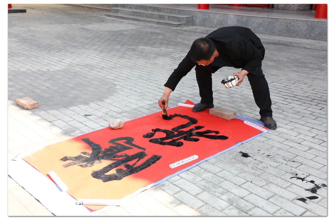 “龍飛鳳舞送吉祥”西峰區(qū)級非遺項(xiàng)目慶陽書法榜書藝術(shù)秀