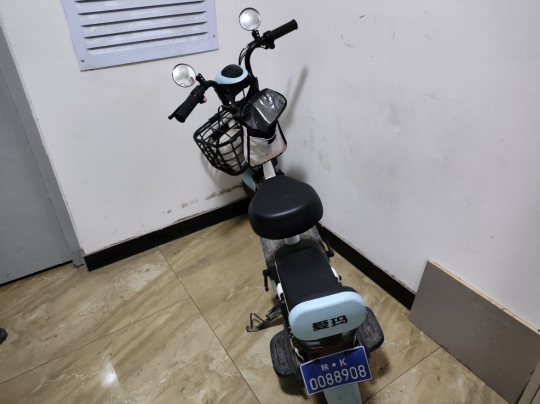 一、华池县润扬国泰住宅小区存在问题：一住户违规将电动自行车停放在疏散通道。