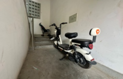 二、合水县福泰家园住宅小区存在问题：一住户违规将电动自行车停放在疏散通道。