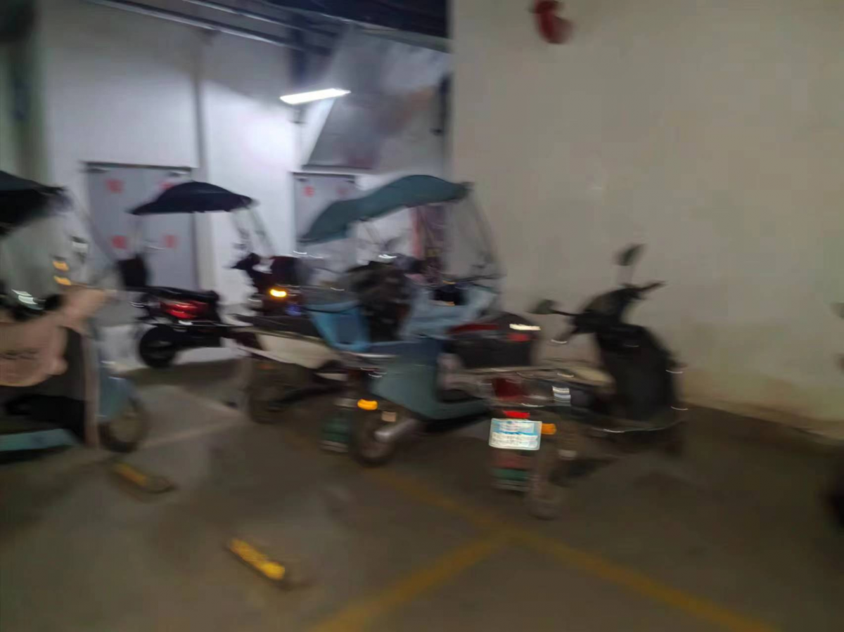 三、环县御江天府住宅小区存在问题：地下车库违规停放电动自行车。