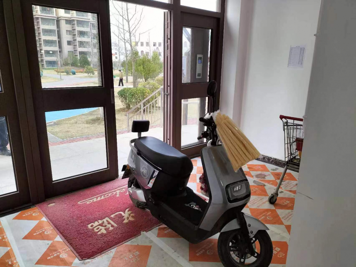 四、宁县凤凰上境住宅小区存在问题：一住户违规在高层民用建筑的公共门厅处停放电动自行车。