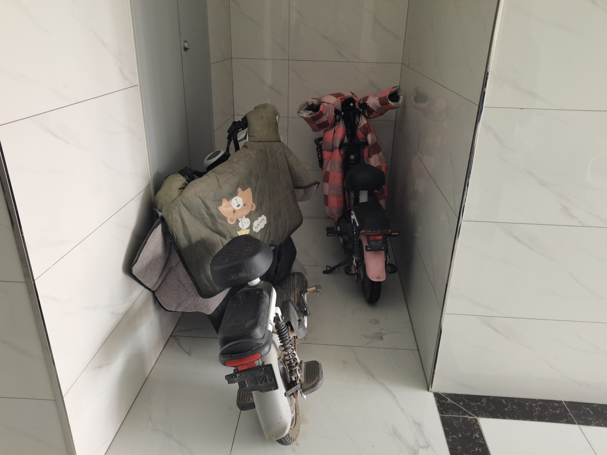 五、镇原县澳恺庭住宅小区存在问题：住户违规将电动自行车停放在疏散通道。