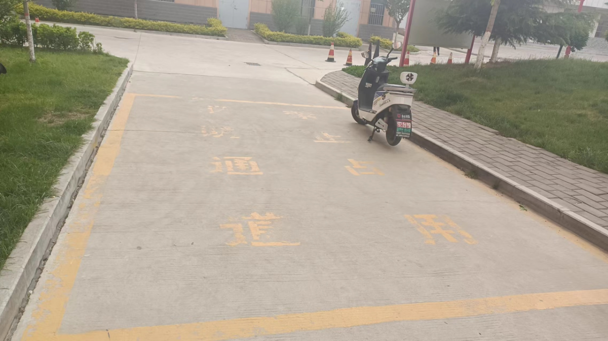 七、正宁县天润新城住宅小区存在问题：一住户违规将电动自行车停放在消防车通道。