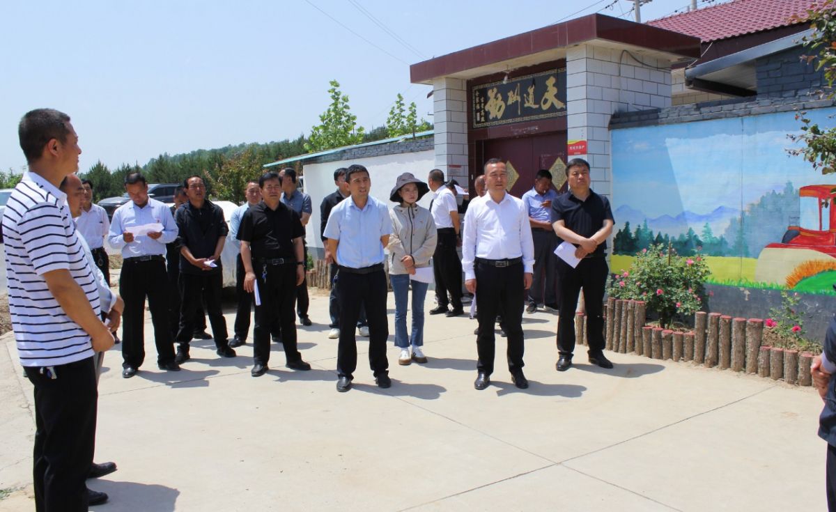 为进一步推动农村人居环境整治、金银花栽植管护、项目开发等重点工作做实、做细、做出成效，客观查摆各村在工作中存在的问题，取长补短，共同提高。5月9日至10日，春荣镇组织全体科级干部、各村负责人及镇村人大代表，开展了为期两天的环境整治、产业发展、项目开发等工作“互比互学互看”活动。

镇内互比互学

5月9日，对全镇21个村农村人居环境整治、金银花栽植管护等工作进行现场观摩评比，通过看、听，议、评的方式，激发各村学习典型经验、查找不足，进一步明确工作目标，为下一步工作打好基础。

每到一处，由各党支部书记对所在村重点工作开展情况、典型经验做法以及今后工作打算作详细汇报，包村领导进行补充。镇主要领导现场作点评，镇村人大代表结合各村实际工作情况进行提问交流。整个观摩过程中，参加人员边看边听边议，发现亮点、指出弱项，现场打分，学习氛围浓厚。观摩学习结束后，代表们及各村负责人纷纷表示，要将学到的经验结合本村实际运用到自己的工作上，发展产业、因地制宜推进农村人居环境整提升，开拓创新发展特色产业。

镇外互鉴互学

5月10日，赴太昌镇、和盛镇、焦村镇、新宁镇实地观摩学习产业发展、项目开发等工作，以看促思、以学见长，迅速推动全镇人居环境整治和产业发展工作提质增效。

观摩组先后深入太昌镇王孝锡烈士红色教育基地、中共邠宁支部旧址、和盛镇松愉现代农业食用菌种植基地、和盛镇杨家庄食用菌种植示范户、焦村镇甘农蘑力食用菌全产业链建设项目基地、新宁镇井坳村人居环境整治示范村，通过实地观摩、听取介绍、交流探讨的方式，全面学习了解了兄弟乡镇在产业发展、项目开发、乡村治理等方面的成功经验和先进做法。




“他山之石，可以攻玉”。大家“观”有所得，“行”有所获，不仅开拓了思路视野，看到了差距，感受到了压力，也学到了兄弟乡镇在产业发展和项目建设方面的先进经验，激发了大家探索新工作思路的热情。大家纷纷表示，要以此次观摩学习为契机，充分吸收、借鉴兄弟乡镇在工作中的好思路和好做法，紧密结合自身实际，努力探索出产业发展的“新路子”，乡村建设的“好点子”，乡村治理的“药方子”。