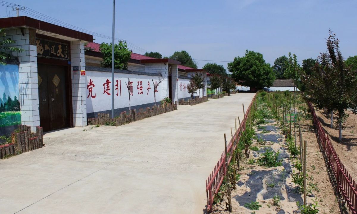 为进一步推动农村人居环境整治、金银花栽植管护、项目开发等重点工作做实、做细、做出成效，客观查摆各村在工作中存在的问题，取长补短，共同提高。5月9日至10日，春荣镇组织全体科级干部、各村负责人及镇村人大代表，开展了为期两天的环境整治、产业发展、项目开发等工作“互比互学互看”活动。

镇内互比互学

5月9日，对全镇21个村农村人居环境整治、金银花栽植管护等工作进行现场观摩评比，通过看、听，议、评的方式，激发各村学习典型经验、查找不足，进一步明确工作目标，为下一步工作打好基础。

每到一处，由各党支部书记对所在村重点工作开展情况、典型经验做法以及今后工作打算作详细汇报，包村领导进行补充。镇主要领导现场作点评，镇村人大代表结合各村实际工作情况进行提问交流。整个观摩过程中，参加人员边看边听边议，发现亮点、指出弱项，现场打分，学习氛围浓厚。观摩学习结束后，代表们及各村负责人纷纷表示，要将学到的经验结合本村实际运用到自己的工作上，发展产业、因地制宜推进农村人居环境整提升，开拓创新发展特色产业。

镇外互鉴互学

5月10日，赴太昌镇、和盛镇、焦村镇、新宁镇实地观摩学习产业发展、项目开发等工作，以看促思、以学见长，迅速推动全镇人居环境整治和产业发展工作提质增效。

观摩组先后深入太昌镇王孝锡烈士红色教育基地、中共邠宁支部旧址、和盛镇松愉现代农业食用菌种植基地、和盛镇杨家庄食用菌种植示范户、焦村镇甘农蘑力食用菌全产业链建设项目基地、新宁镇井坳村人居环境整治示范村，通过实地观摩、听取介绍、交流探讨的方式，全面学习了解了兄弟乡镇在产业发展、项目开发、乡村治理等方面的成功经验和先进做法。




“他山之石，可以攻玉”。大家“观”有所得，“行”有所获，不仅开拓了思路视野，看到了差距，感受到了压力，也学到了兄弟乡镇在产业发展和项目建设方面的先进经验，激发了大家探索新工作思路的热情。大家纷纷表示，要以此次观摩学习为契机，充分吸收、借鉴兄弟乡镇在工作中的好思路和好做法，紧密结合自身实际，努力探索出产业发展的“新路子”，乡村建设的“好点子”，乡村治理的“药方子”。