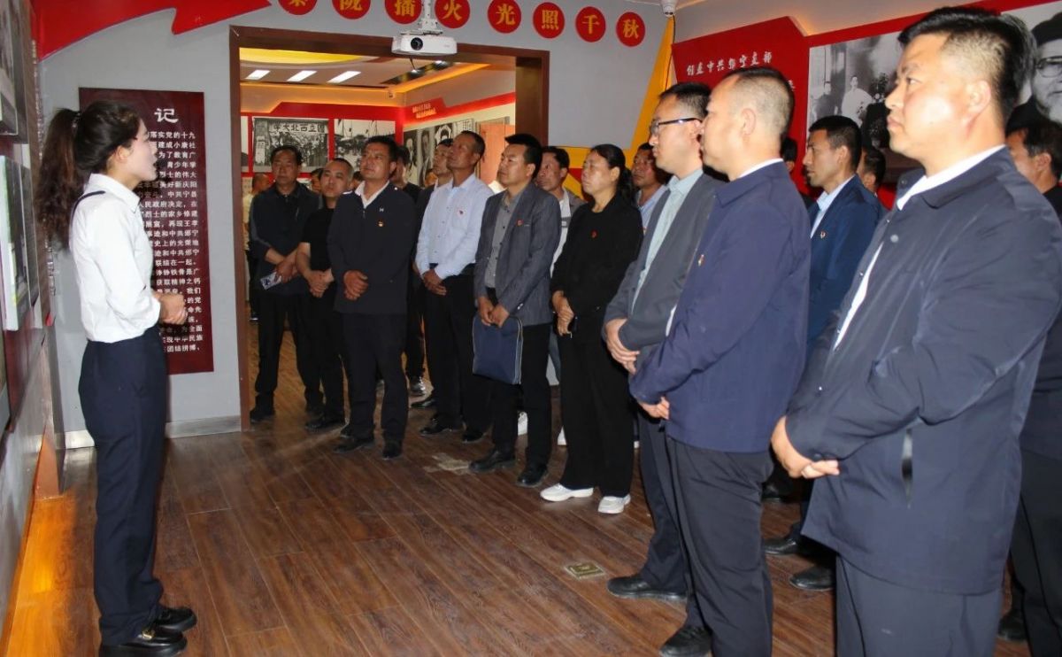 为进一步推动农村人居环境整治、金银花栽植管护、项目开发等重点工作做实、做细、做出成效，客观查摆各村在工作中存在的问题，取长补短，共同提高。5月9日至10日，春荣镇组织全体科级干部、各村负责人及镇村人大代表，开展了为期两天的环境整治、产业发展、项目开发等工作“互比互学互看”活动。

镇内互比互学

5月9日，对全镇21个村农村人居环境整治、金银花栽植管护等工作进行现场观摩评比，通过看、听，议、评的方式，激发各村学习典型经验、查找不足，进一步明确工作目标，为下一步工作打好基础。

每到一处，由各党支部书记对所在村重点工作开展情况、典型经验做法以及今后工作打算作详细汇报，包村领导进行补充。镇主要领导现场作点评，镇村人大代表结合各村实际工作情况进行提问交流。整个观摩过程中，参加人员边看边听边议，发现亮点、指出弱项，现场打分，学习氛围浓厚。观摩学习结束后，代表们及各村负责人纷纷表示，要将学到的经验结合本村实际运用到自己的工作上，发展产业、因地制宜推进农村人居环境整提升，开拓创新发展特色产业。

镇外互鉴互学

5月10日，赴太昌镇、和盛镇、焦村镇、新宁镇实地观摩学习产业发展、项目开发等工作，以看促思、以学见长，迅速推动全镇人居环境整治和产业发展工作提质增效。

观摩组先后深入太昌镇王孝锡烈士红色教育基地、中共邠宁支部旧址、和盛镇松愉现代农业食用菌种植基地、和盛镇杨家庄食用菌种植示范户、焦村镇甘农蘑力食用菌全产业链建设项目基地、新宁镇井坳村人居环境整治示范村，通过实地观摩、听取介绍、交流探讨的方式，全面学习了解了兄弟乡镇在产业发展、项目开发、乡村治理等方面的成功经验和先进做法。




“他山之石，可以攻玉”。大家“观”有所得，“行”有所获，不仅开拓了思路视野，看到了差距，感受到了压力，也学到了兄弟乡镇在产业发展和项目建设方面的先进经验，激发了大家探索新工作思路的热情。大家纷纷表示，要以此次观摩学习为契机，充分吸收、借鉴兄弟乡镇在工作中的好思路和好做法，紧密结合自身实际，努力探索出产业发展的“新路子”，乡村建设的“好点子”，乡村治理的“药方子”。