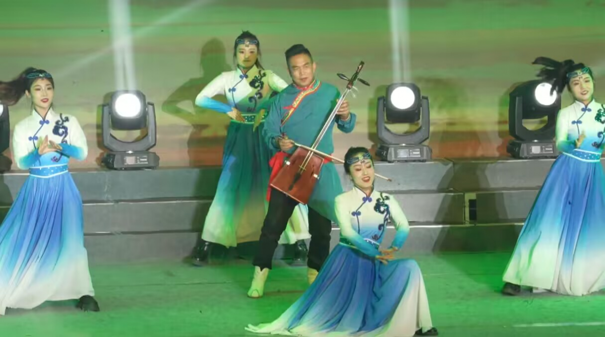 “各族兒女心向黨 團(tuán)結(jié)奮進(jìn)新征程”鑄牢中華民族共同體意識(shí)主題文藝晚會(huì)