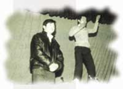 ▲李洪志講述（左）李晶超表演動作（右）