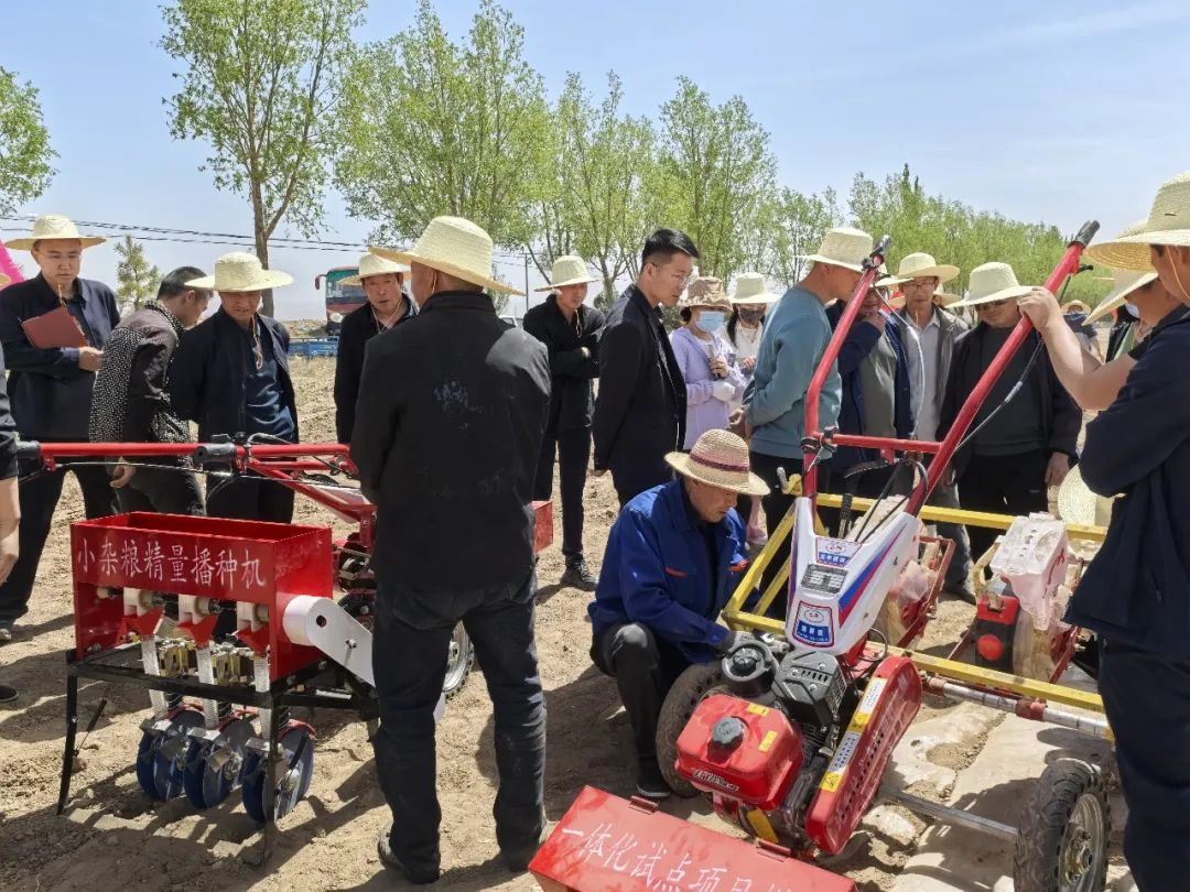 环县召开系列山地手扶式播种机组田间 试验验证与示范推广现场会