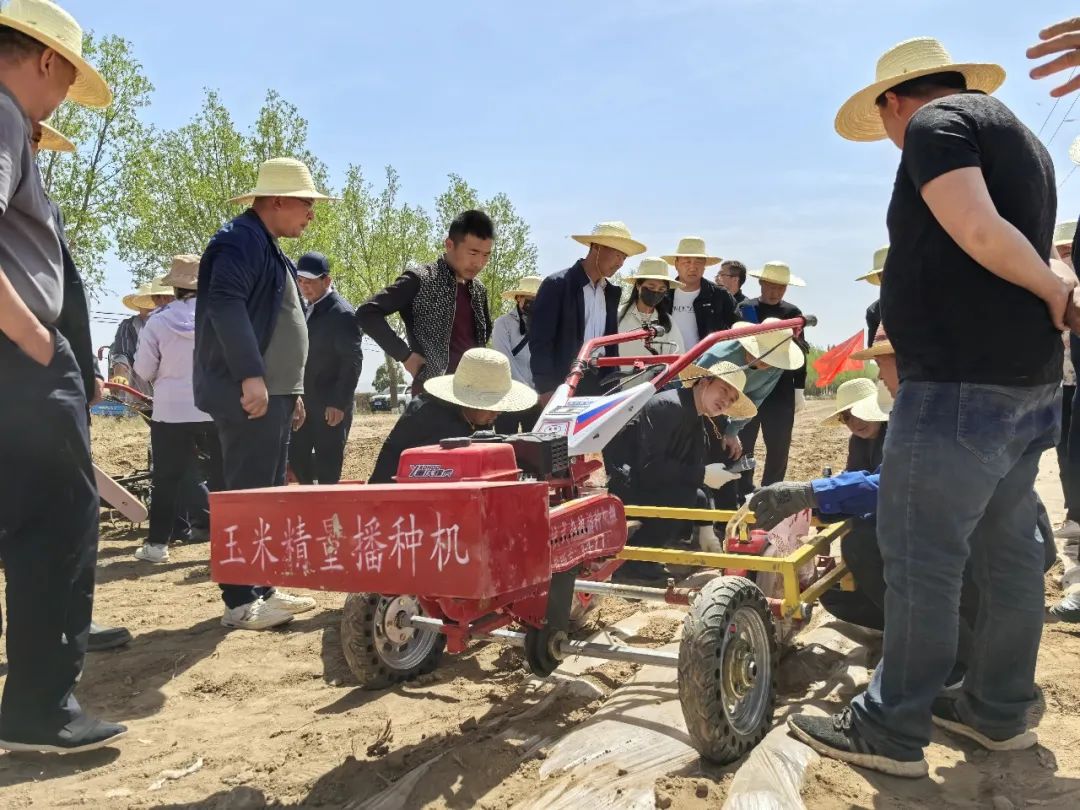 环县召开系列山地手扶式播种机组田间 试验验证与示范推广现场会