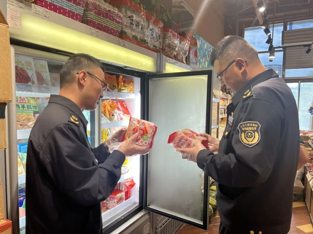 图为执法人员在超市检查肉类制品标识标签、检疫等情况 拍摄：冯亚宏