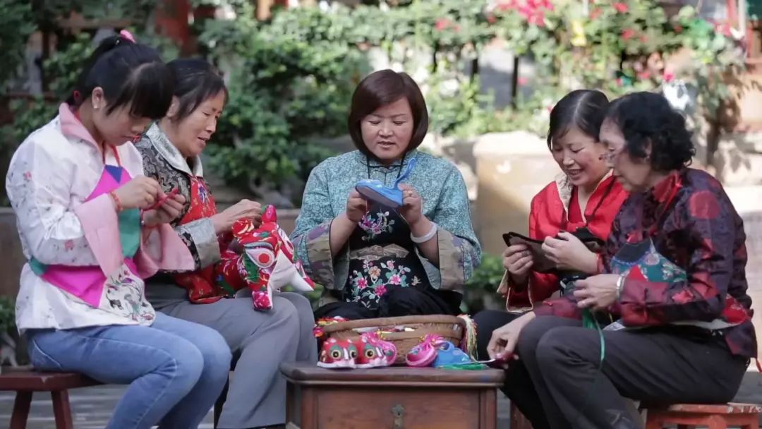 慶陽香包非遺傳承人劉蘭芳制作世博虎、虎頭鞋
