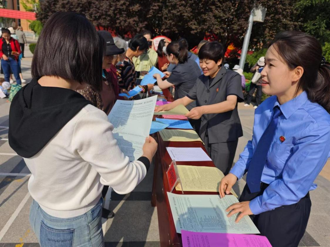 庆阳市举办“巾帼普法乡村行”示范活动现场图