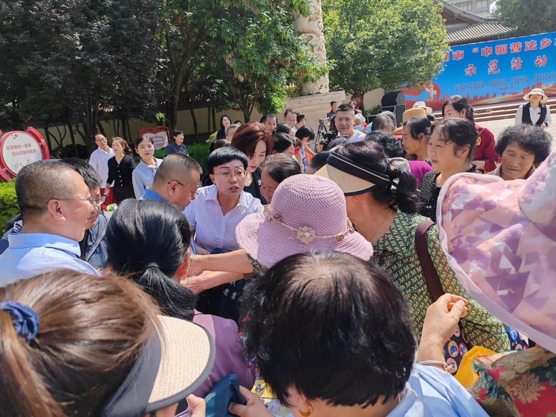 庆阳市举办“巾帼普法乡村行”示范活动现场图