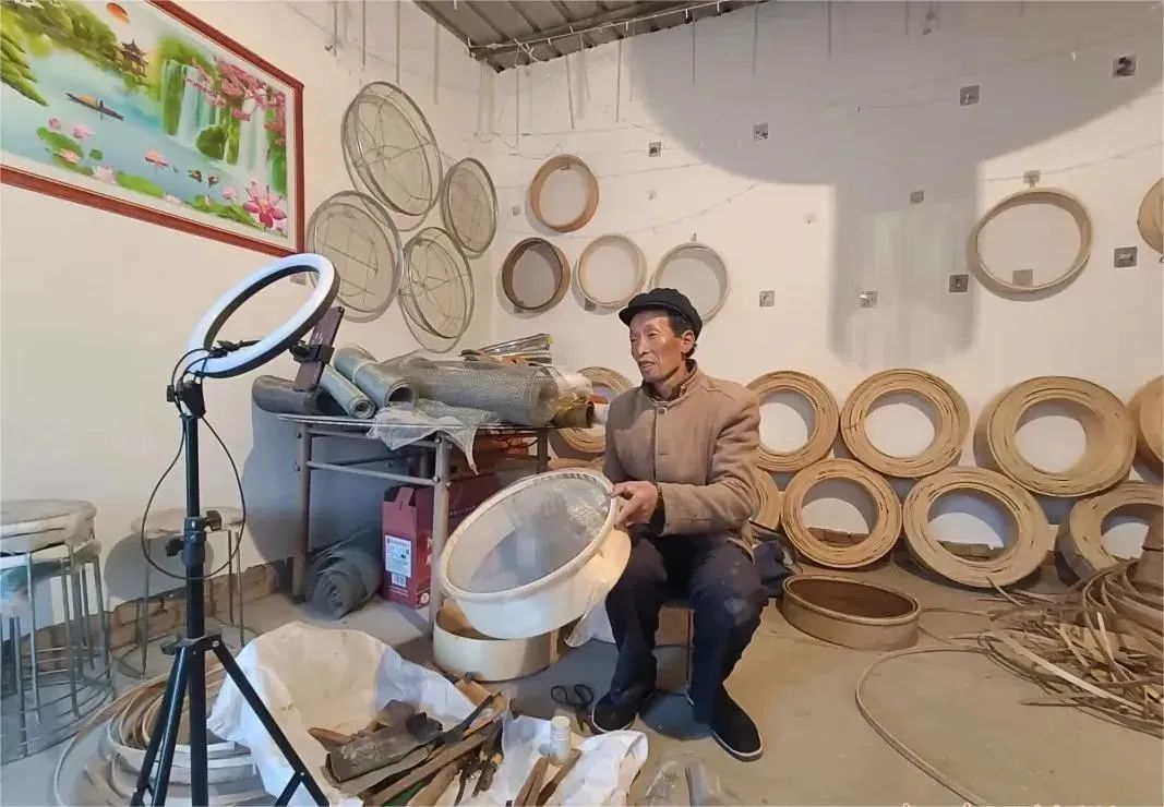 57岁的庄稼人跟上时代潮流--网络直播手工制箩