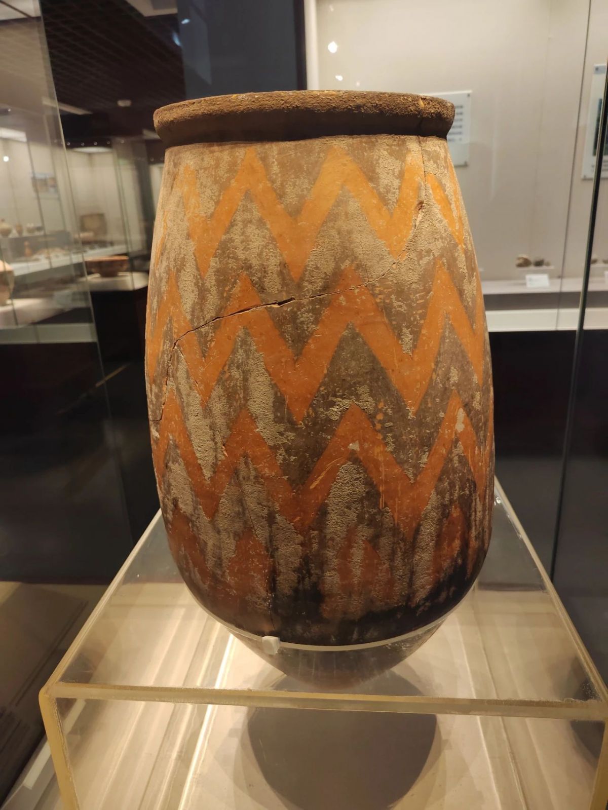 彩陶尖底缸（慶陽(yáng)博物館館藏文物）