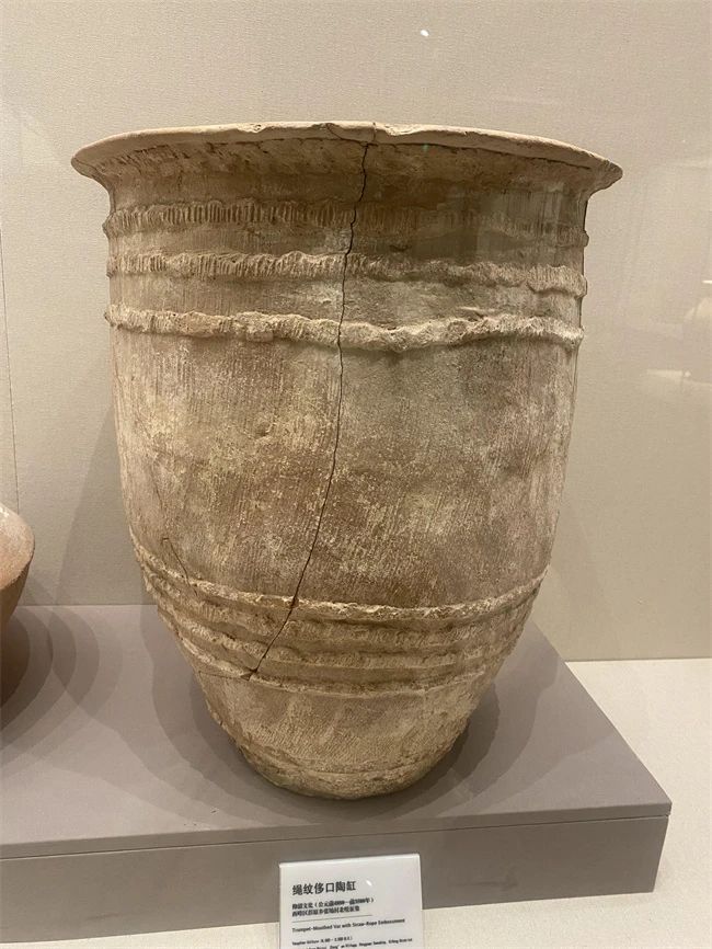 繩紋侈口陶缸（慶陽(yáng)博物館館藏文物）