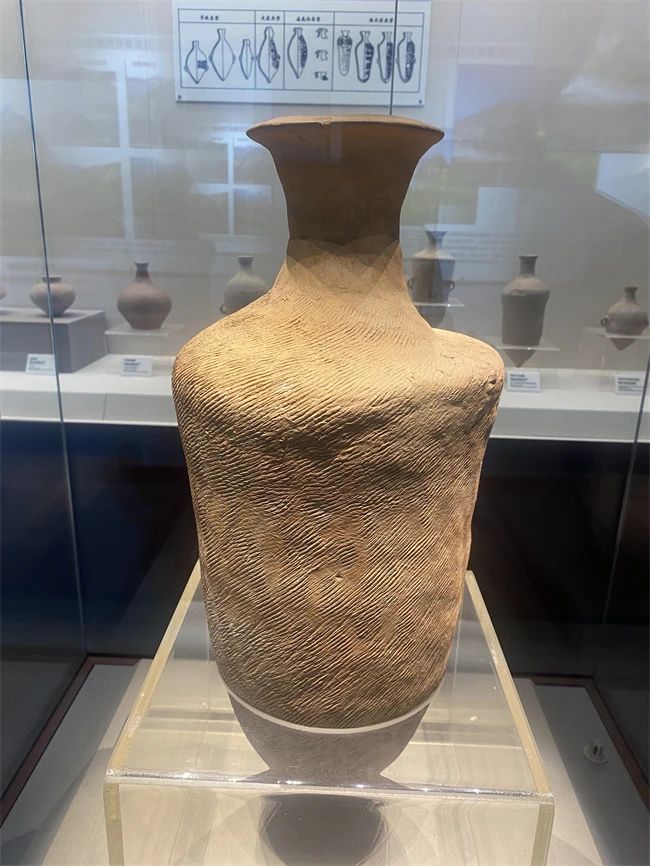 尖底瓶（慶陽(yáng)博物館館藏文物）