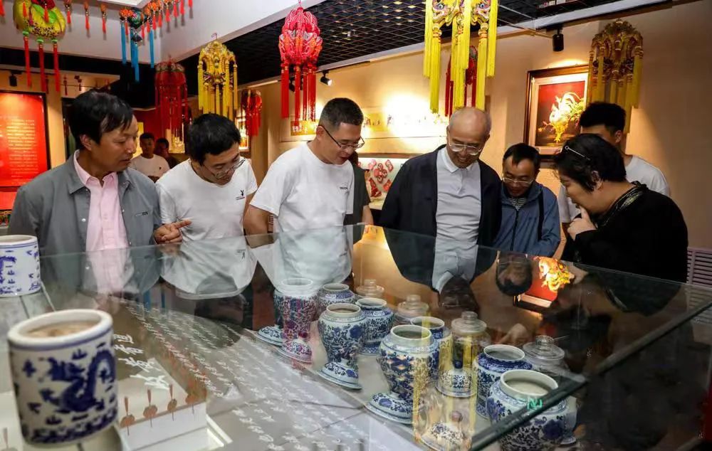 游客在庆阳香包展厅参观了解香料配制。
