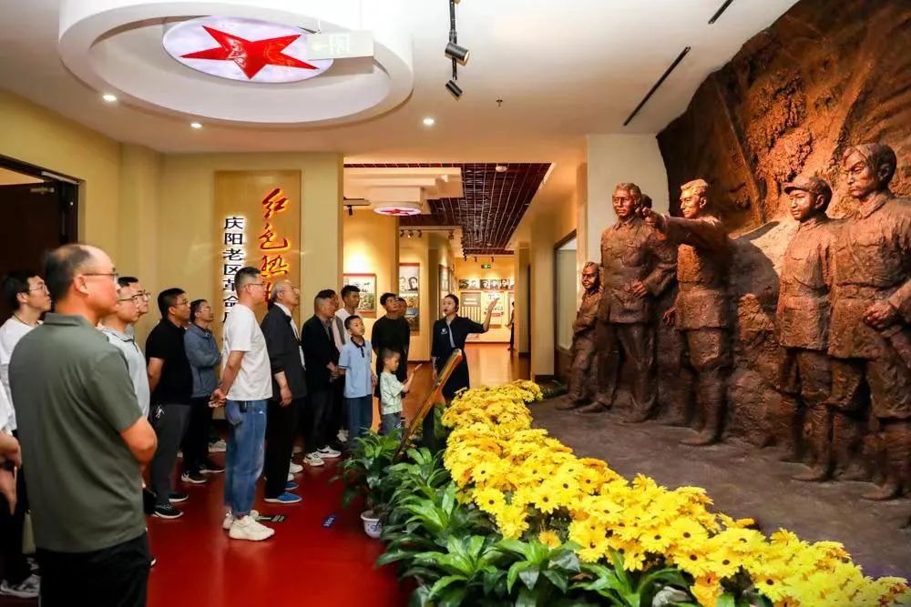 讲解员为前来参观的游客提供优质服务。