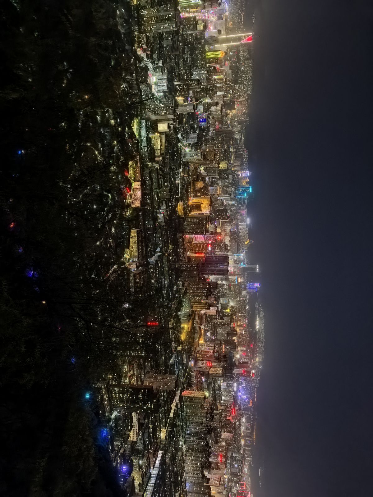 从三台阁看兰州夜景 罗显斌/图