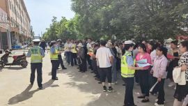 【美麗鄉(xiāng)村行】慶陽(yáng)公安交警深入鄉(xiāng)鎮(zhèn)開(kāi)展交通安全宣傳活動(dòng)