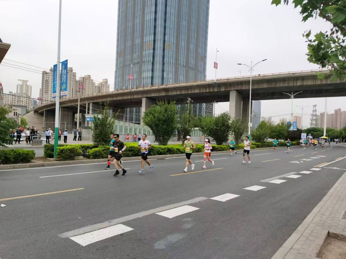 2024兰州国际马拉松激情开跑 图：贺娟、朱凡红、甘肃司法健行者俱乐部