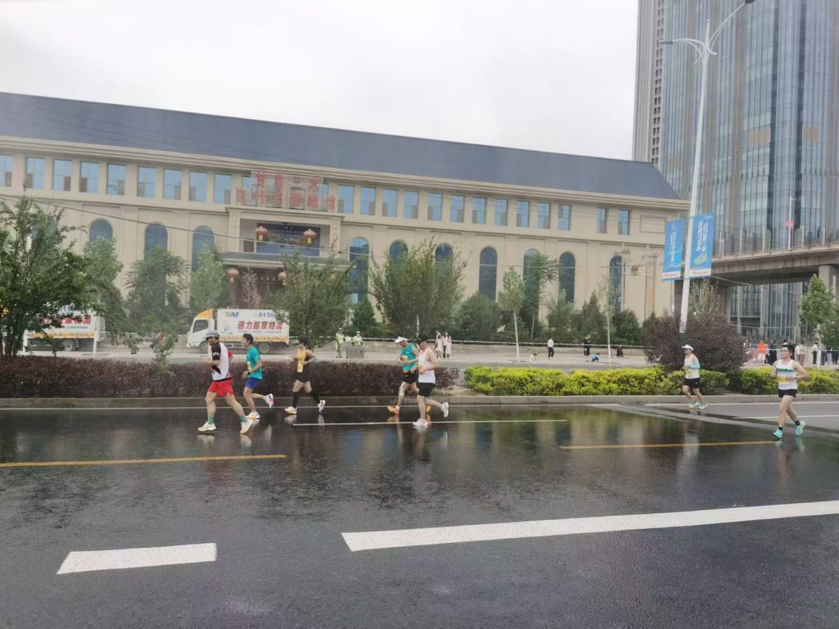 2024兰州国际马拉松激情开跑 图：贺娟、朱凡红、甘肃司法健行者俱乐部