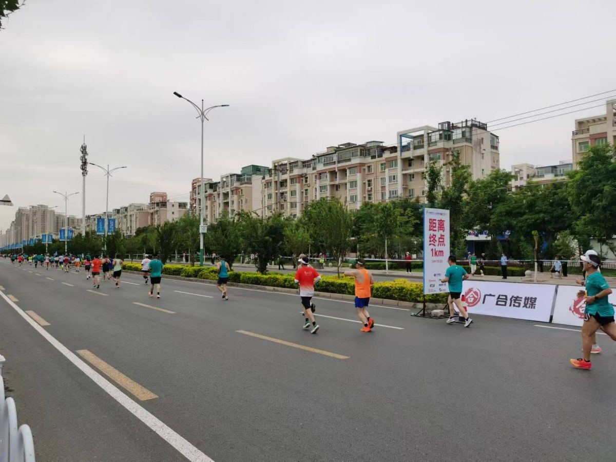 2024兰州国际马拉松激情开跑 图：贺娟、朱凡红、甘肃司法健行者俱乐部