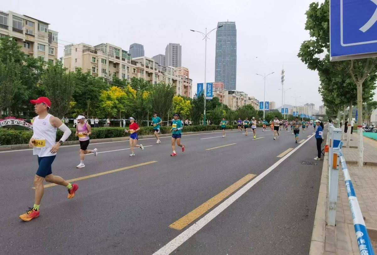 2024兰州国际马拉松激情开跑 图：贺娟、朱凡红、甘肃司法健行者俱乐部