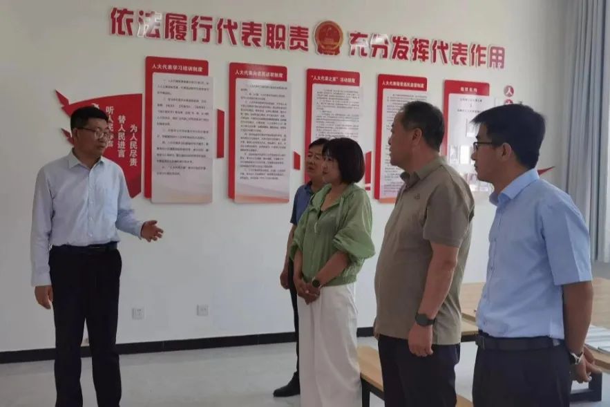 近日，正宁县人大常委会党组成员、副主任岳小龙带队对乡镇人大代表工作进行调研。调研组采取听汇报、查资料、现场看等方式，对全县10个乡镇人大贯彻县委人大工作座谈会议精神、乡镇人大工作会议精神情况以及“两联系”制度落实、“家站”建设运行、代表作用发挥、“助力民生福祉建设、人大代表在行动”和“双带一推”主题活动、创新实践案例培育、代表履职典型宣传等工作开展情况进行了调研，针对存在问题困难和薄弱环节，有针对性地提出了指导性意见，促进乡镇人大工作高质量发展。