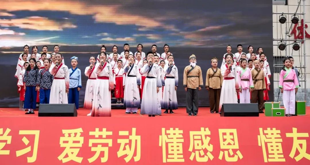 庆阳市举办庆祝“六一”国际儿童节集中入队仪式暨主题队日示范活动