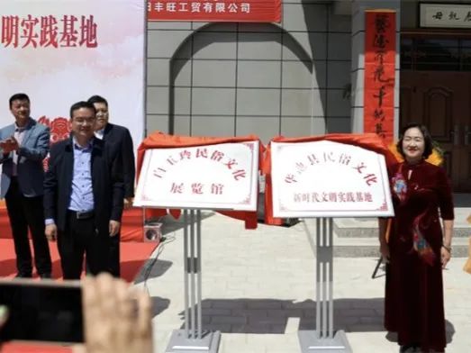 近日，华池县悦乐镇人大主席团联合辖区内母亲文化博物馆，组织部分镇人大代表开展非遗手工艺品宣传推广活动，引导群众进一步认识非遗文化，增强文化自信，让非遗文化“火”起来。近年来，该镇人大积极发挥人大代表来自基层、与群众密切联系的优势，组织代表按照“片区化打造、标准化建设”原则，逐村开展视察调研，挖掘乡村地域文化底蕴，因村制宜开展非遗文化传承与保护，探索寻求非遗与乡村振兴的结合点，积极营造“人人知非遗，人人爱非遗”的浓厚氛围，努力推动非物质文化遗产传承发展，更好助力乡村振兴。