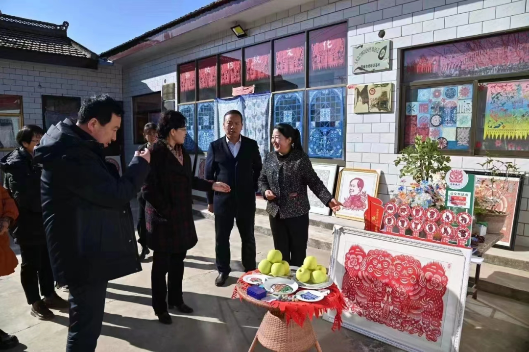 走进合水县第十九届人大代表张雪峰家中，立刻被一种浓郁的“乡土风情”所包围，各种各样的剪纸贴在墙头、窗户、家具上。“我喜欢这些剪纸，看着心里踏实”张雪峰说。张雪峰热爱剪纸，也擅长剪纸艺术，先后被命名为“中国民间剪纸艺术家”、“中国民间工艺美术大师”、甘肃省民俗剪纸艺术“十大杰出艺术家”、庆阳市第三届“陇东工匠”。对她来说目之所及，皆可成图，她的作品《海峡飞鱼》受邀参加了“海峡情彩墨缘”台湾•深圳艺术交流联展并入编作品专集，受到了广泛好评。多年来，张雪峰积极发挥基层人大代表的作用，身体力行在广大群众中间传播和推广民俗文化，先后指导培训6100多名妇女学习剪纸艺术，50多名妇女通过剪纸艺术开辟了增收渠道。近期，庆阳第十九届香包民俗文化节即将举办，她正在为这次节会创作新的文创产品。