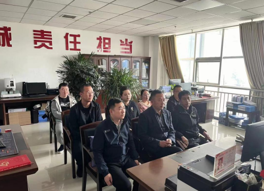 图为合水县审计局干部职工观看国家档案局档案干部教育中心举办档案法实施条例公益大讲堂