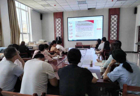 图为参加县档案馆举办的档案业务培训