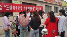 正宁县红十字会走进农贸市场开展“三献”宣传活动