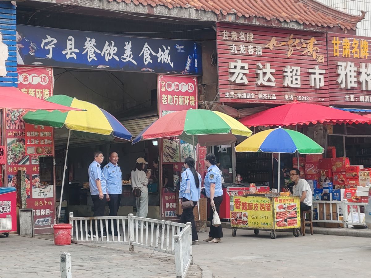 宁县新宁镇市场监管所开展高考前安全专项检查 图/赵永刚