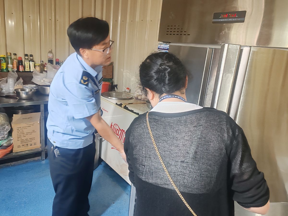 宁县新宁镇市场监管所开展高考前安全专项检查 图/赵永刚