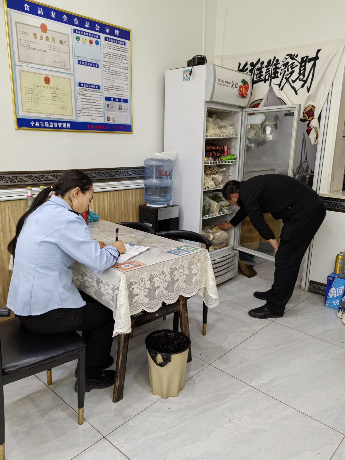 宁县新宁镇市场监管所开展高考前安全专项检查 图/赵永刚