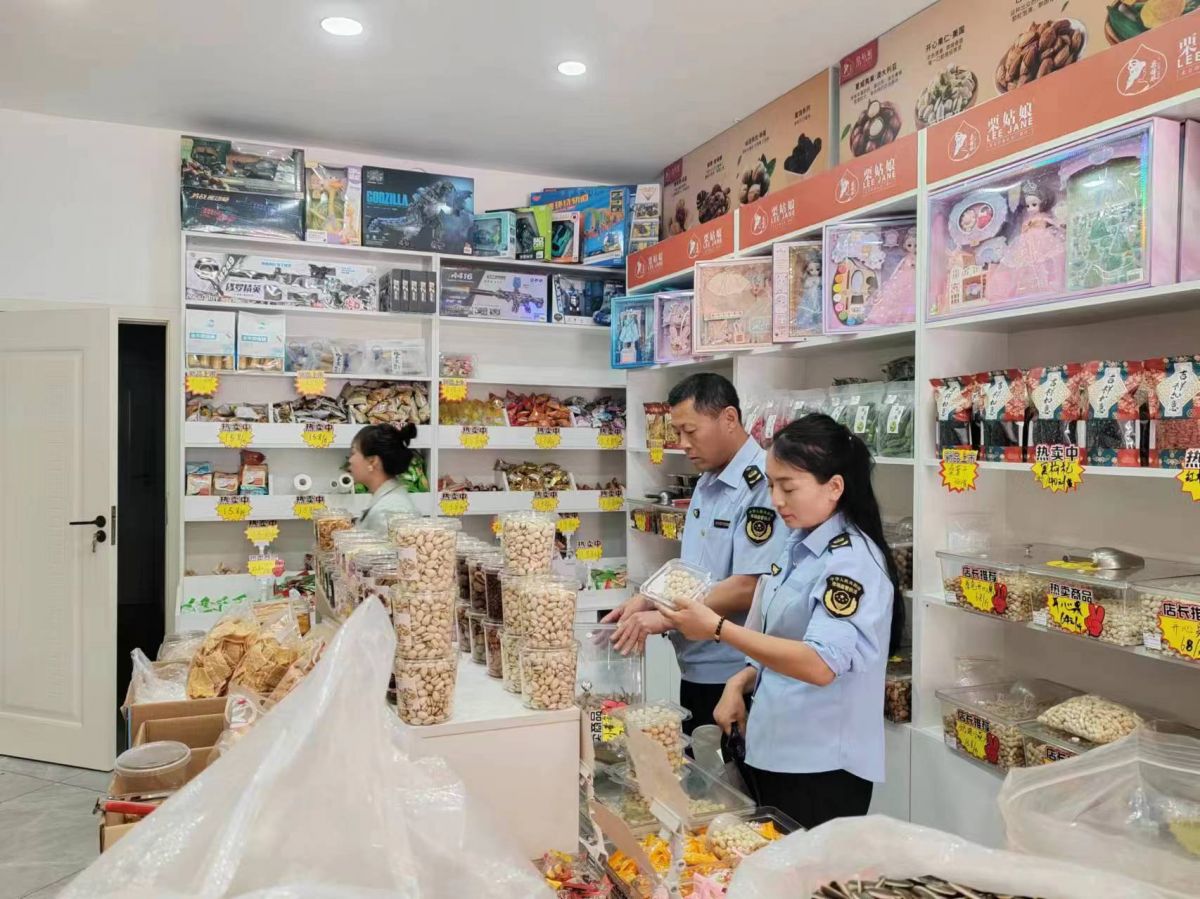 宁县新宁镇市场监管所开展高考前安全专项检查 图/赵永刚