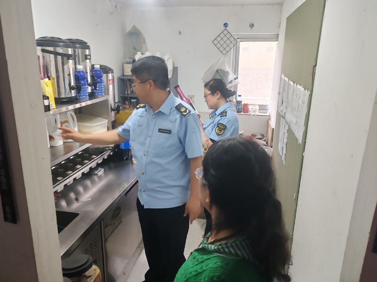宁县新宁镇市场监管所开展高考前安全专项检查 图/赵永刚