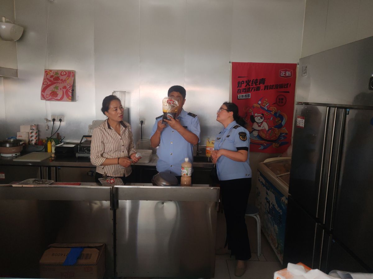 宁县新宁镇市场监管所开展高考前安全专项检查 图/赵永刚